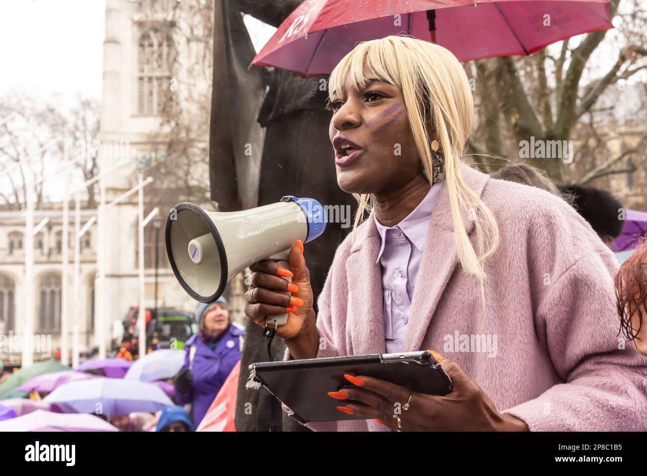 Westminster, Londra, Regno Unito, marzo 8 2023, la Consigliera Celia Hibbert, che parla alla manifestazione di Waspi sulla Giornata internazionale della donna in Piazza del Parlamento, Foto Stock
