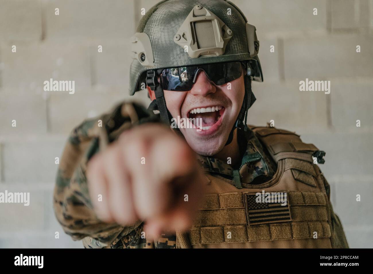 Ti scelgo. Un soldato con una mano distesa verso la telecamera mostra che sceglie per il supporto e la collaborazione in guerra Foto Stock