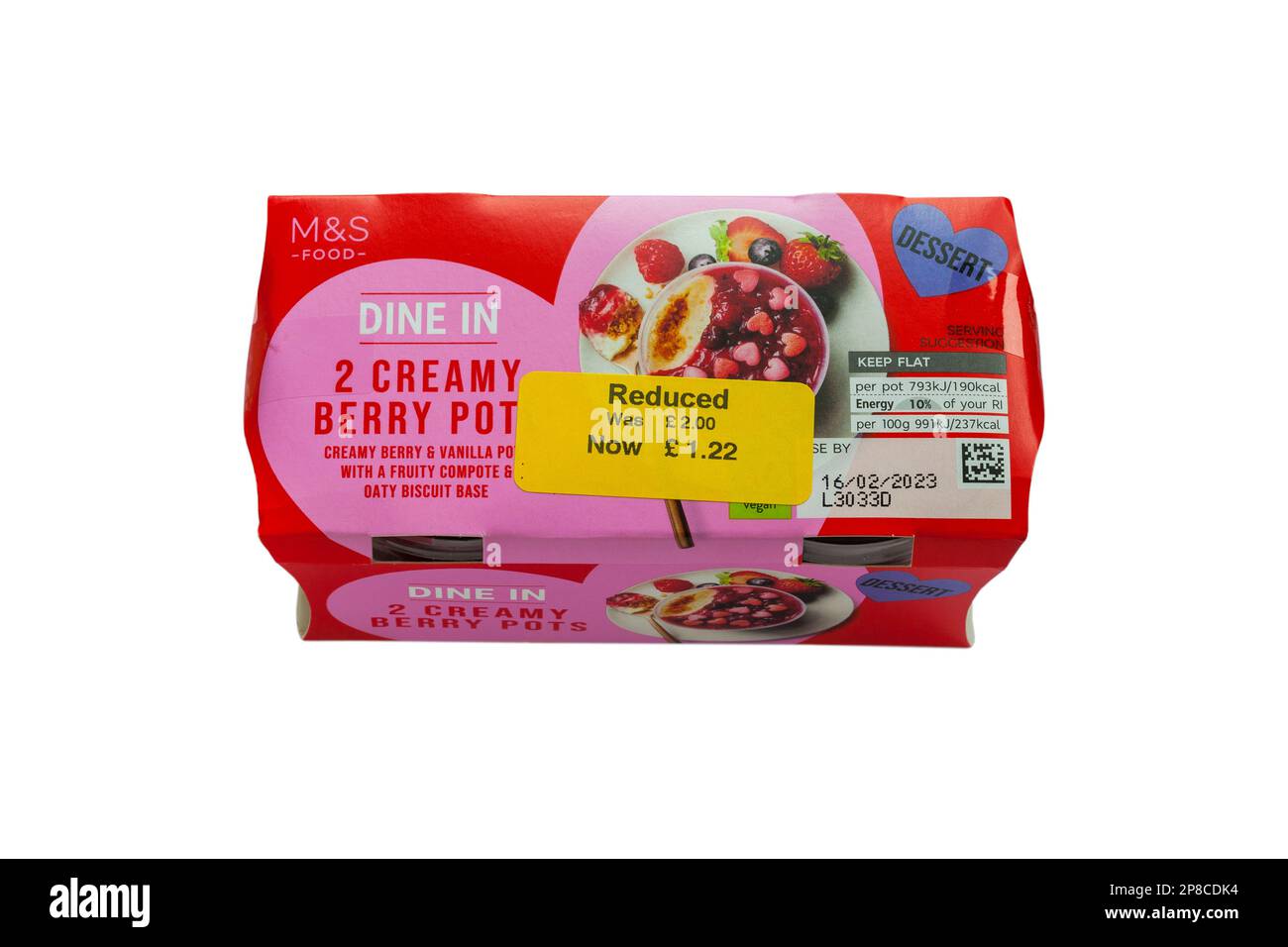 Pentole di frutti di bosco cremosi da M&S isolate su sfondo bianco - riduzione dei prezzi, prezzo ridotto Foto Stock