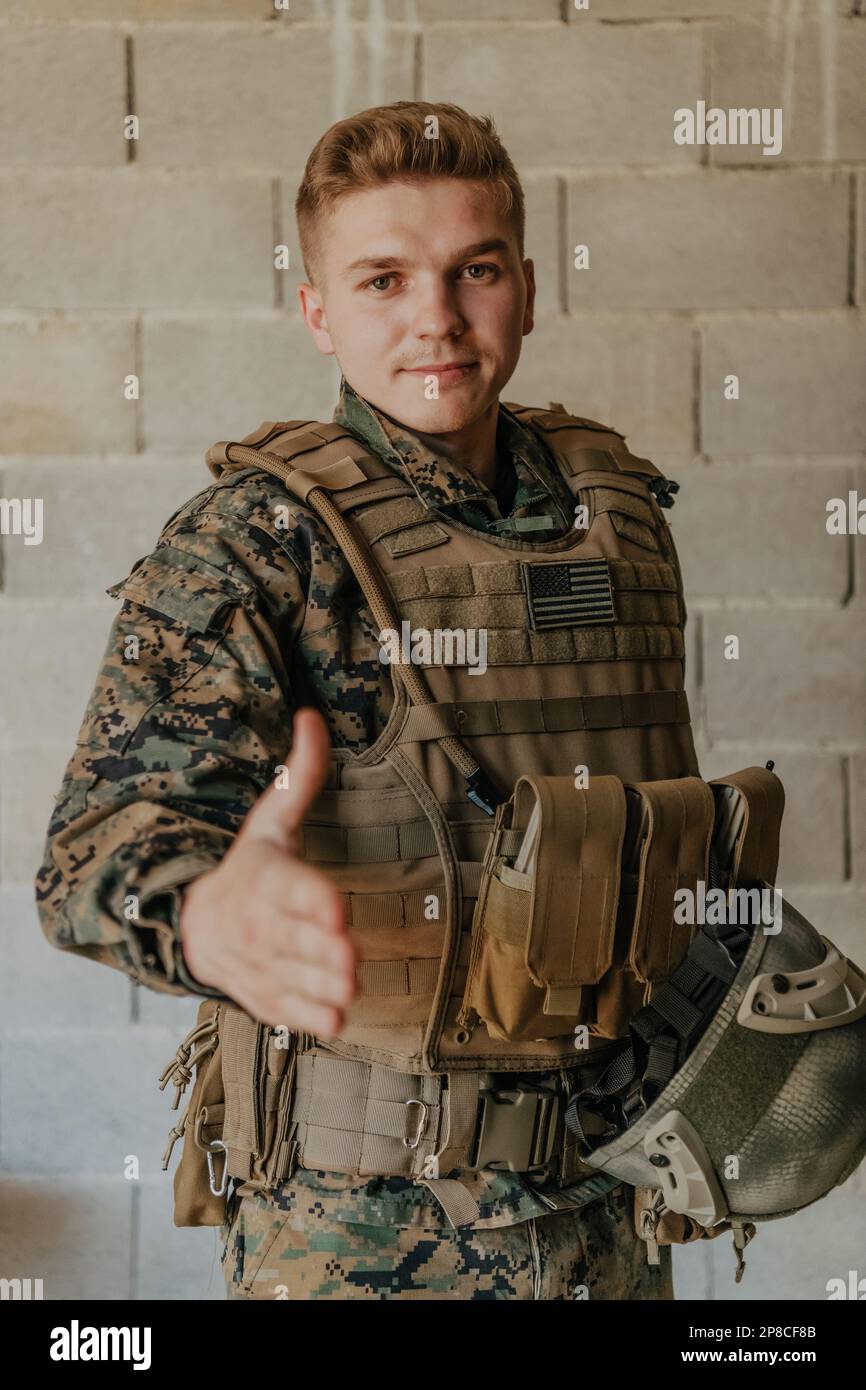 Ti scelgo. Un soldato con una mano distesa verso la telecamera mostra che sceglie per il supporto e la collaborazione in guerra Foto Stock