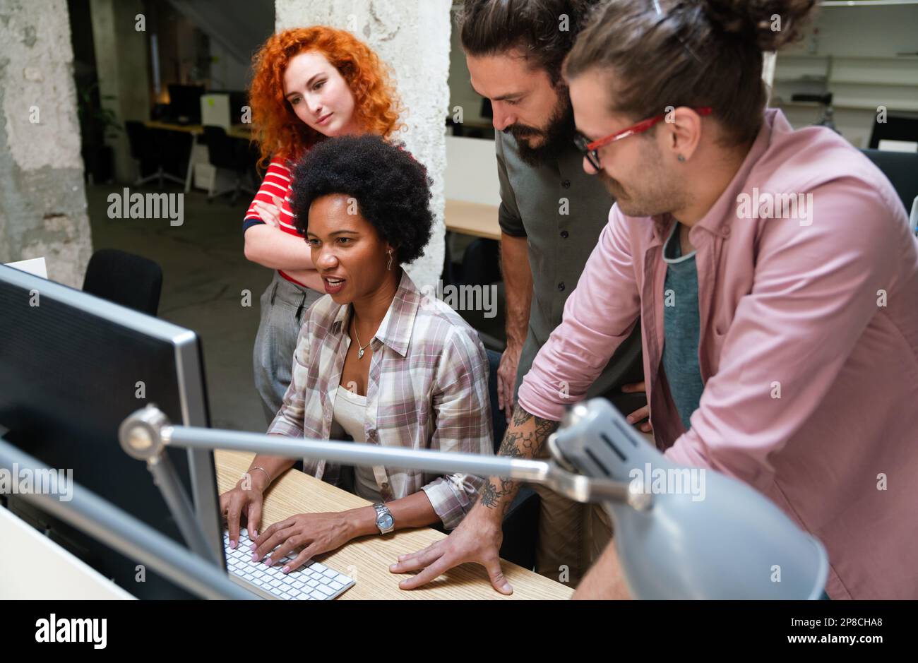 Diversi gruppi di professionisti che si incontrano in ufficio. I programmatori IT utilizzano il computer, parlano la strategia Foto Stock