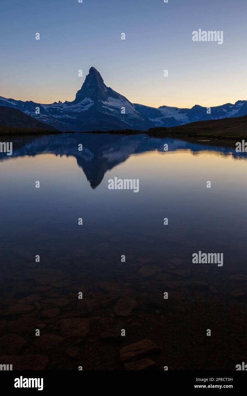 Tramonto sul lago Stellisee. Monte Cervino sullo sfondo. Zermatt. Alpi svizzere. Europa. Foto Stock