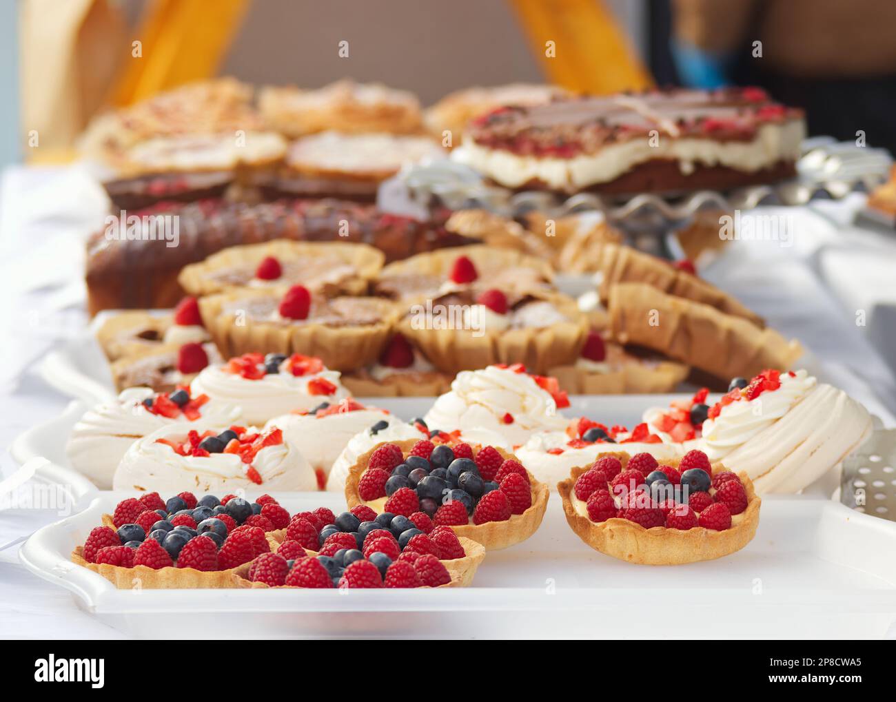 Crostate di frutta, pavlova, brownie e altri gustosi dessert e prelibatezze in vendita presso lo stand dolciario del mercato alimentare di Praga Farmers Street Foto Stock