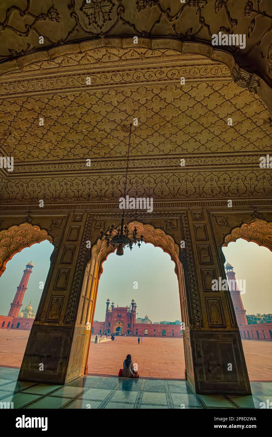 La sala di preghiera ha un'area centrale con cinque lati di nicchia ad arco che è circa un terzo della nicchia centrale. La moschea ha tre cofore di marmo Foto Stock