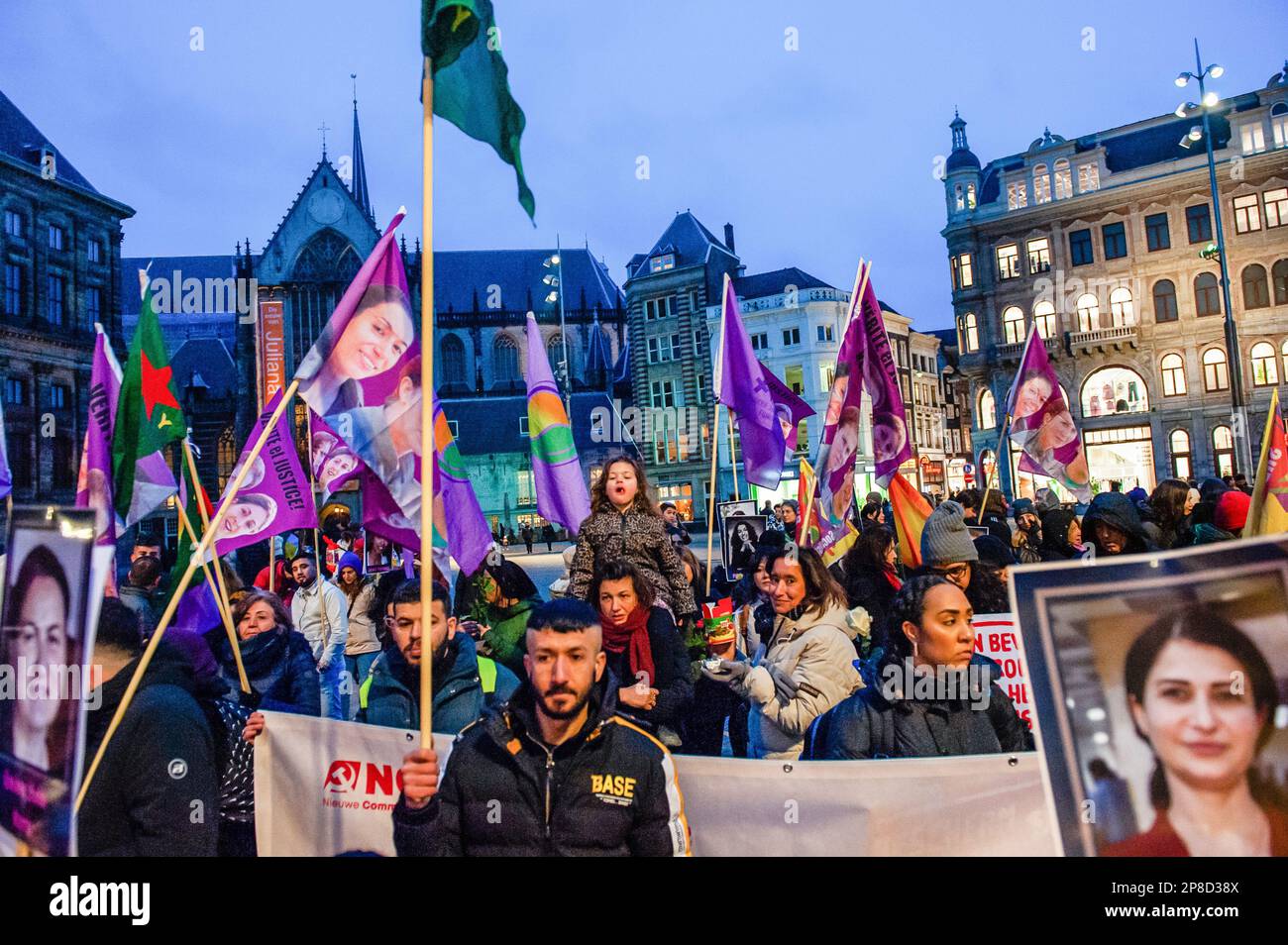 Amsterdam, Paesi Bassi. 08th Mar, 2023. I manifestanti che detengono bandiere ascoltano i discorsi a sostegno delle donne in occasione della Giornata internazionale della donna. Circa duecento persone si sono riunite in Piazza Dam e da lì hanno camminato in processione per opporsi alla violenza e al femminicidio, per chiedere salari migliori, contro le dittature, per lottare per la parità di diritti delle donne in tutto il mondo in occasione della Giornata internazionale della donna. (Foto di Ana Fernandez/SOPA Images/Sipa USA) Credit: Sipa USA/Alamy Live News Foto Stock