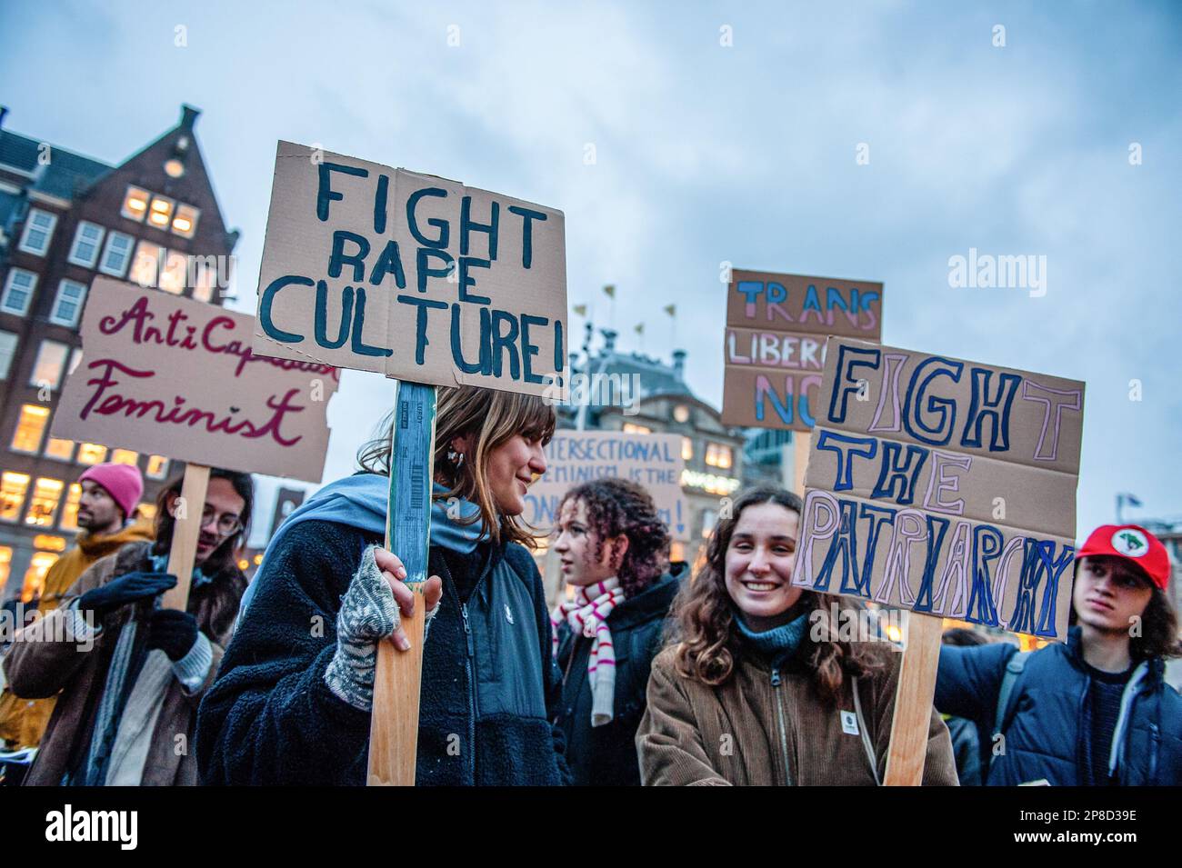 Amsterdam, Paesi Bassi. 08th Mar, 2023. Le manifestanti femminili tengono cartelli femministi in occasione della Giornata internazionale della donna. Circa duecento persone si sono riunite in Piazza Dam e da lì hanno camminato in processione per opporsi alla violenza e al femminicidio, per chiedere salari migliori, contro le dittature, per lottare per la parità di diritti delle donne in tutto il mondo in occasione della Giornata internazionale della donna. (Foto di Ana Fernandez/SOPA Images/Sipa USA) Credit: Sipa USA/Alamy Live News Foto Stock