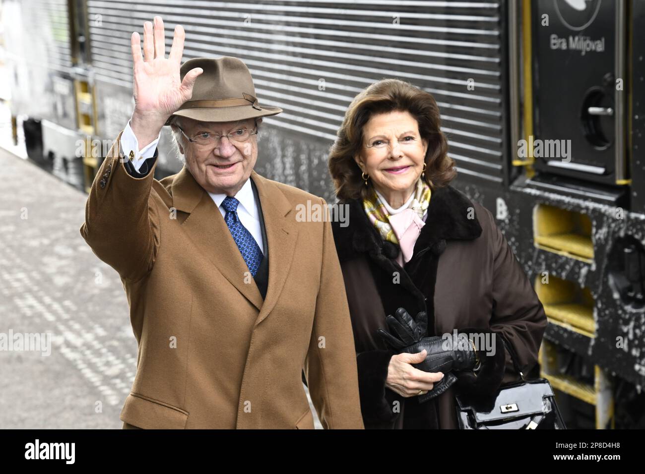 Il re svedese Carl XVI Gustaf e la regina Silvia arrivano alla stazione di Västerås all'inizio della visita reale nella contea di Västmanland il 9 marzo 2023, a m. Foto Stock