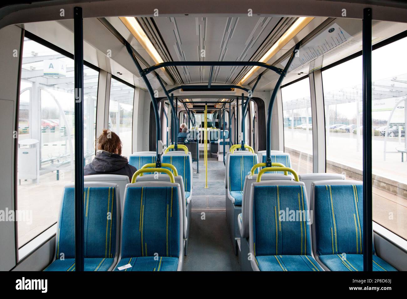 Il tram di Nottingham che porta da Clifton South a Pheonix Park. I tram di Nottingham sono iniziati nel 2004 e il sistema è stato aggiunto negli ultimi anni per incorporare gli schemi Park and Ride. Questo percorso va dalla periferia della città (vicino all'uscita dell'autostrada M1) al centro. Foto a bordo del tram da Clifton South a Pheonix Park. Foto Stock