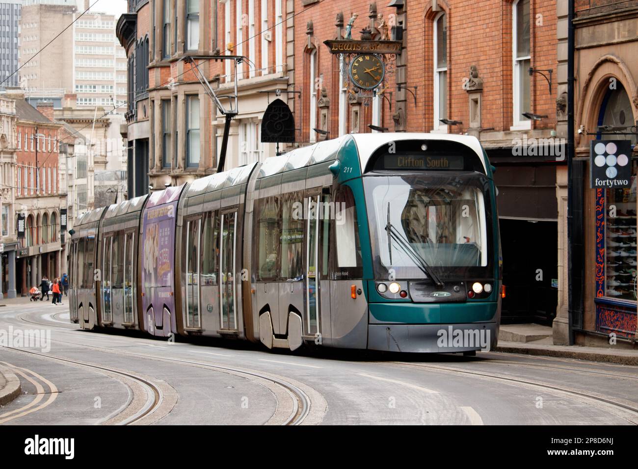 Il tram di Nottingham che porta da Clifton South a Pheonix Park. I tram di Nottingham sono iniziati nel 2004 e il sistema è stato aggiunto negli ultimi anni per incorporare gli schemi Park and Ride. Questo percorso va dalla periferia della città (vicino all'uscita dell'autostrada M1) al centro. Nella foto il tram che porta fino a Victoria Street nel centro della città. Foto Stock