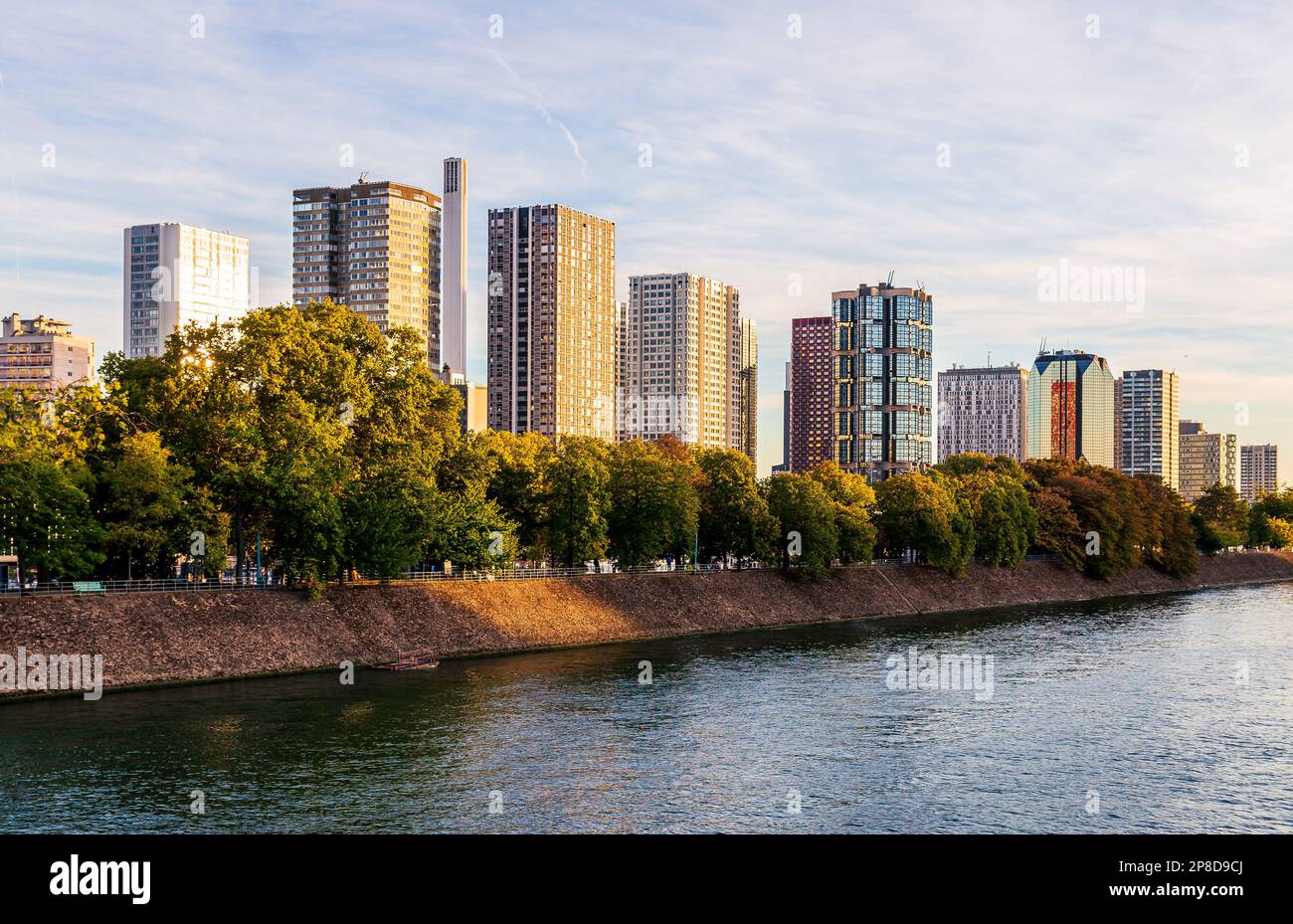 Parigi, Francia - 29 settembre 2018: Edifici nella zona degli affari e parco pubblico vicino alla Senna al tramonto. Foto Stock