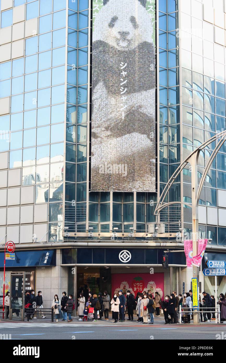 Di fronte al grande magazzino Matsuzakaya a Ueno, Tokyo, con un mosaico che presenta il panda Xiang Xiang. (3/2023) Foto Stock