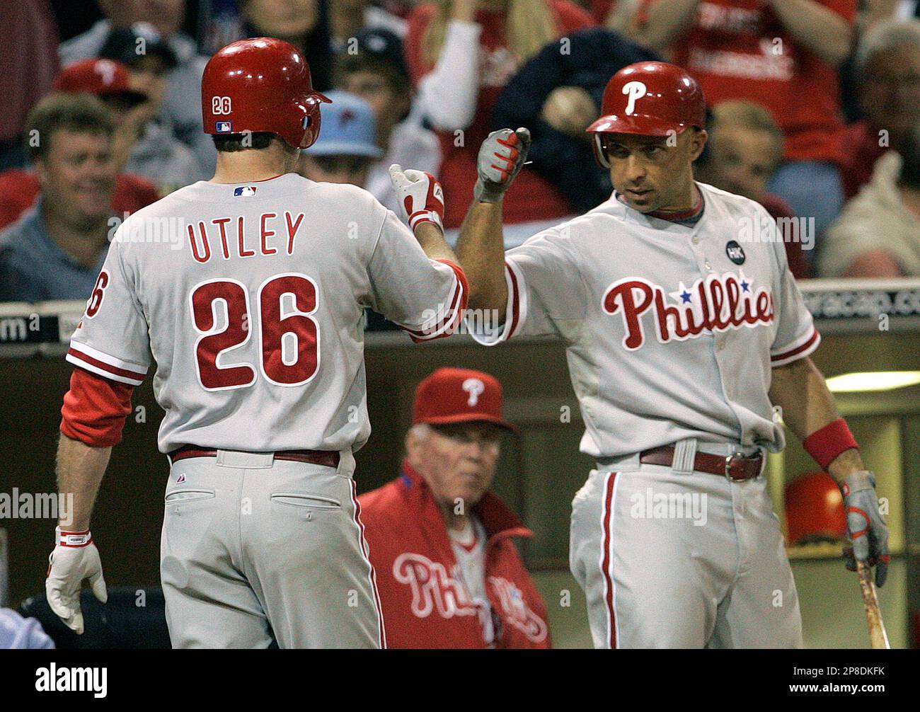 Philadelphia Phillies' Chase Utley (26) is congratulated by Raul Ibanez after his solo homer in the fifth inning against the San Diego Padres during their baseball game, Monday, June 1, 2009. (AP Photo/Lenny Ignelzi) Foto Stock