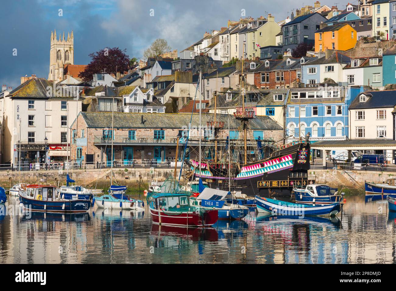Devon città sul mare, vista delle barche da pesca e una replica della storica Golden Hind nel porto di Brixham, Torbay, Devon, Inghilterra sud-occidentale, Regno Unito Foto Stock