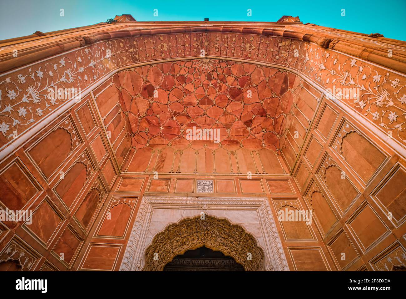 La facciata anteriore è costituita da un alto pishtaq al centro con cinque archi su entrambi i lati allineati sul tetto comune della sala di preghiera. L'arco principale Foto Stock