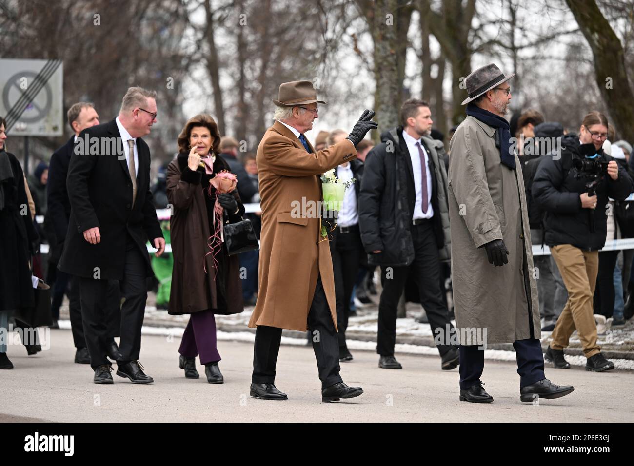 Västerås 20230309 Kung Carl Gustaf, annegando Silvia och landshövding Johan Sterte promenerar fino a Västerås Konserthus. Kung Carl XVI Gustaf firar 50 år på tronen. Med anledning av jubileumsåret besöker Kungen och drottning Silvia samtliga 21 Län i Sverige och idag Västmanlands Län. Foto: Koko 10080 Foto Stock