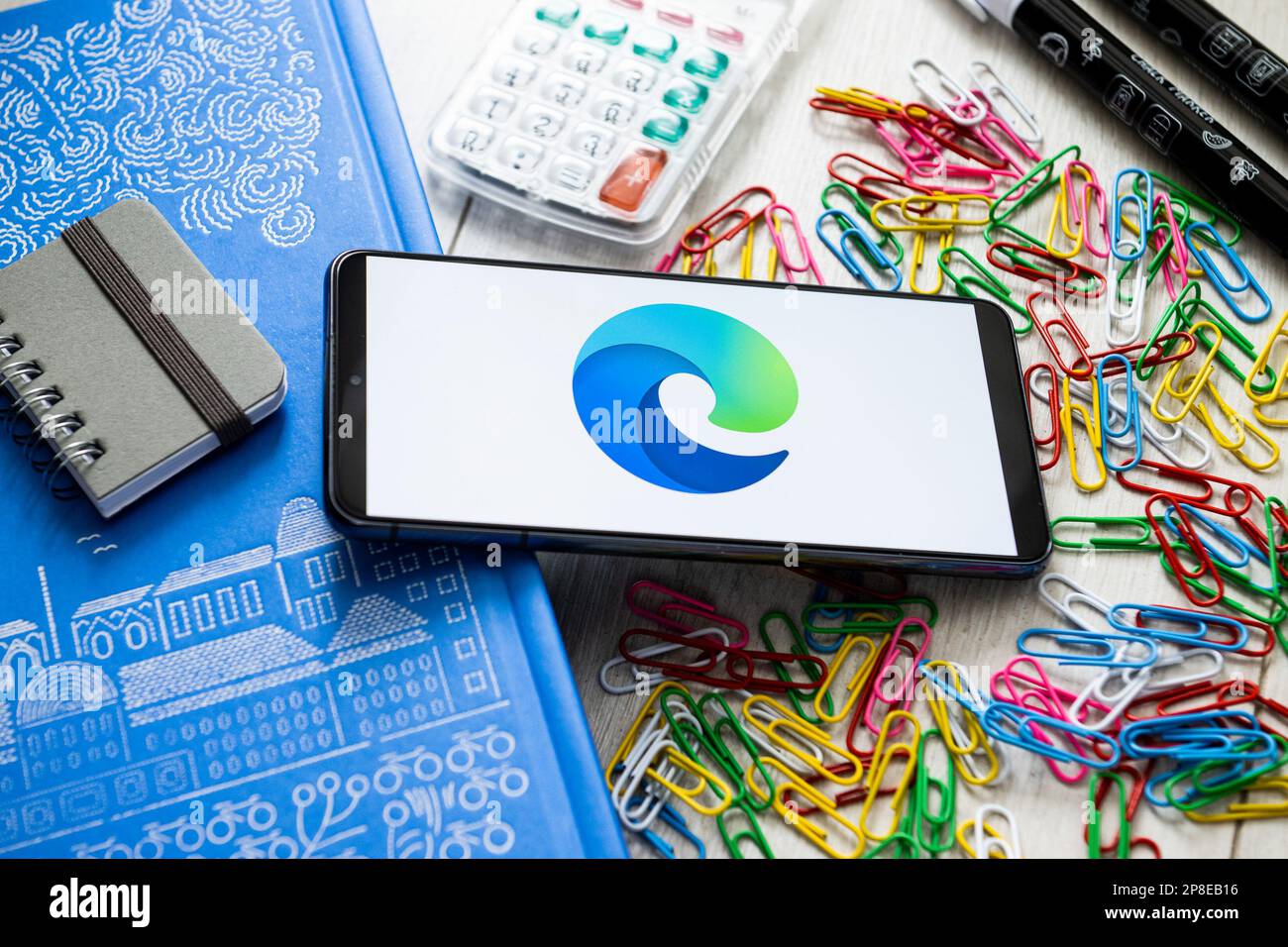 Polonia. 07th Mar, 2023. In questa immagine viene visualizzato un logo Microsoft Edge sullo smartphone. Credit: SOPA Images Limited/Alamy Live News Foto Stock
