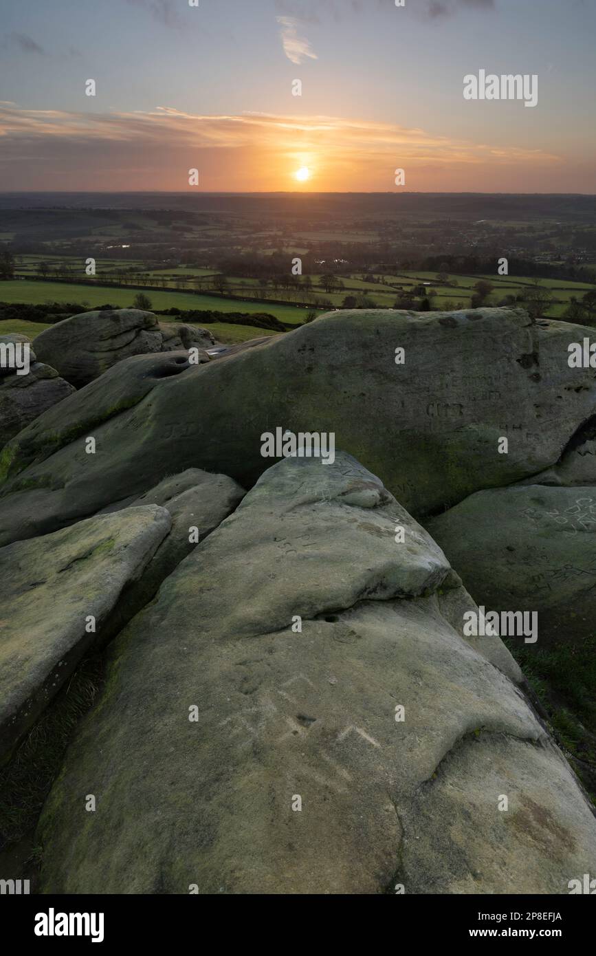 Alba ad Almscliffe Crag, nella bassa valle del Wharfe, vicino al villaggio di North Rigton, North Yorkshire Foto Stock