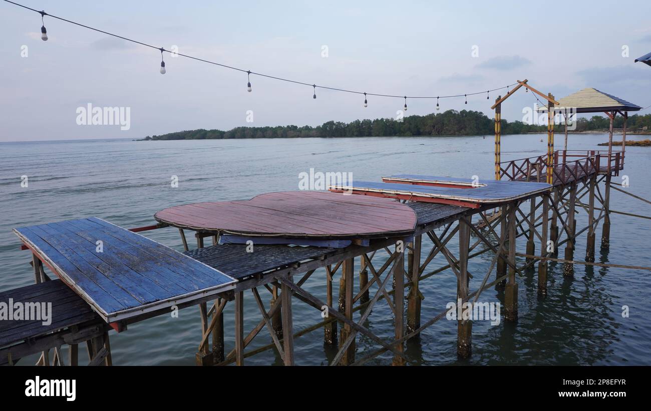 Ponte sul mare da tavole di legno nel segno di forma di i Love u sopra l'acqua di mare sulla spiaggia Foto Stock