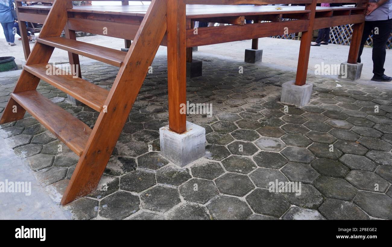 scale in legno su gazebo Foto Stock scale in legno su gazebo Foto Stock