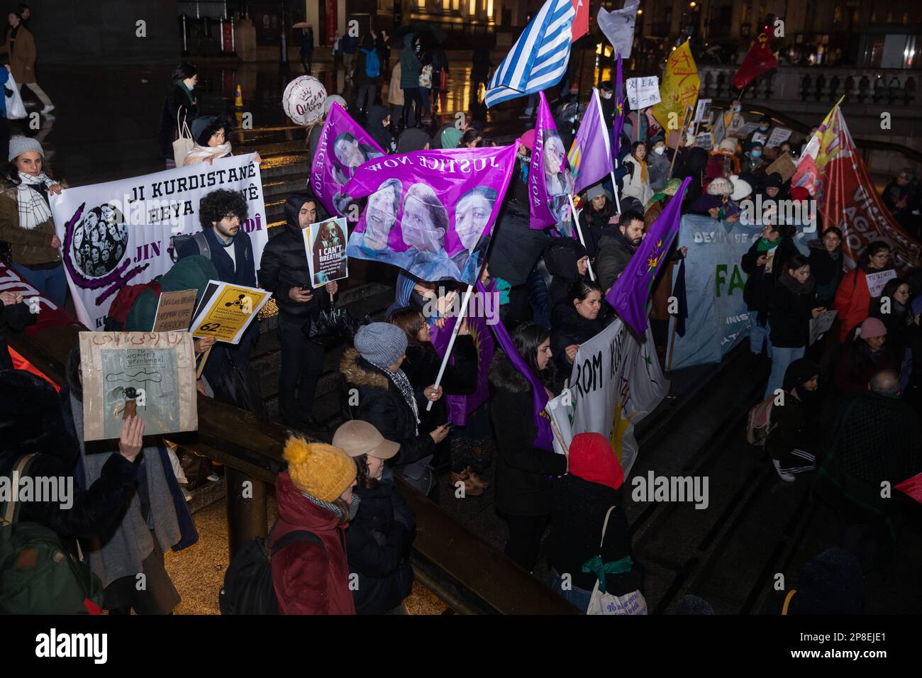 Londra, Regno Unito. 8th marzo, 2023. Le donne e le persone non conformi di genere provenienti da gruppi di base che rappresentano molte comunità diverse partecipano a un evento internazionale di sciopero delle donne a Trafalgar Square per celebrare la Giornata internazionale delle donne. I presenti hanno invocato una resistenza contro lo sfruttamento capitalista, coloniale e patriarcale. Credit: Notizie dal vivo di Mark Kerrison/Alamy Foto Stock