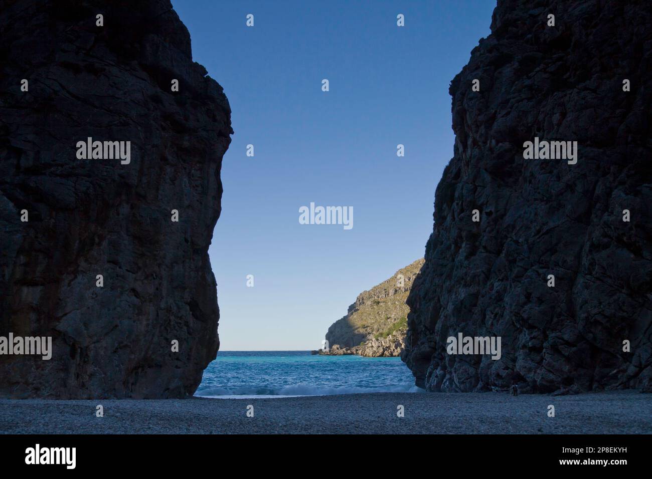 Vista sul mare tra due scogliere, Torrent de Pareis, Maiorca, Spagna Foto Stock