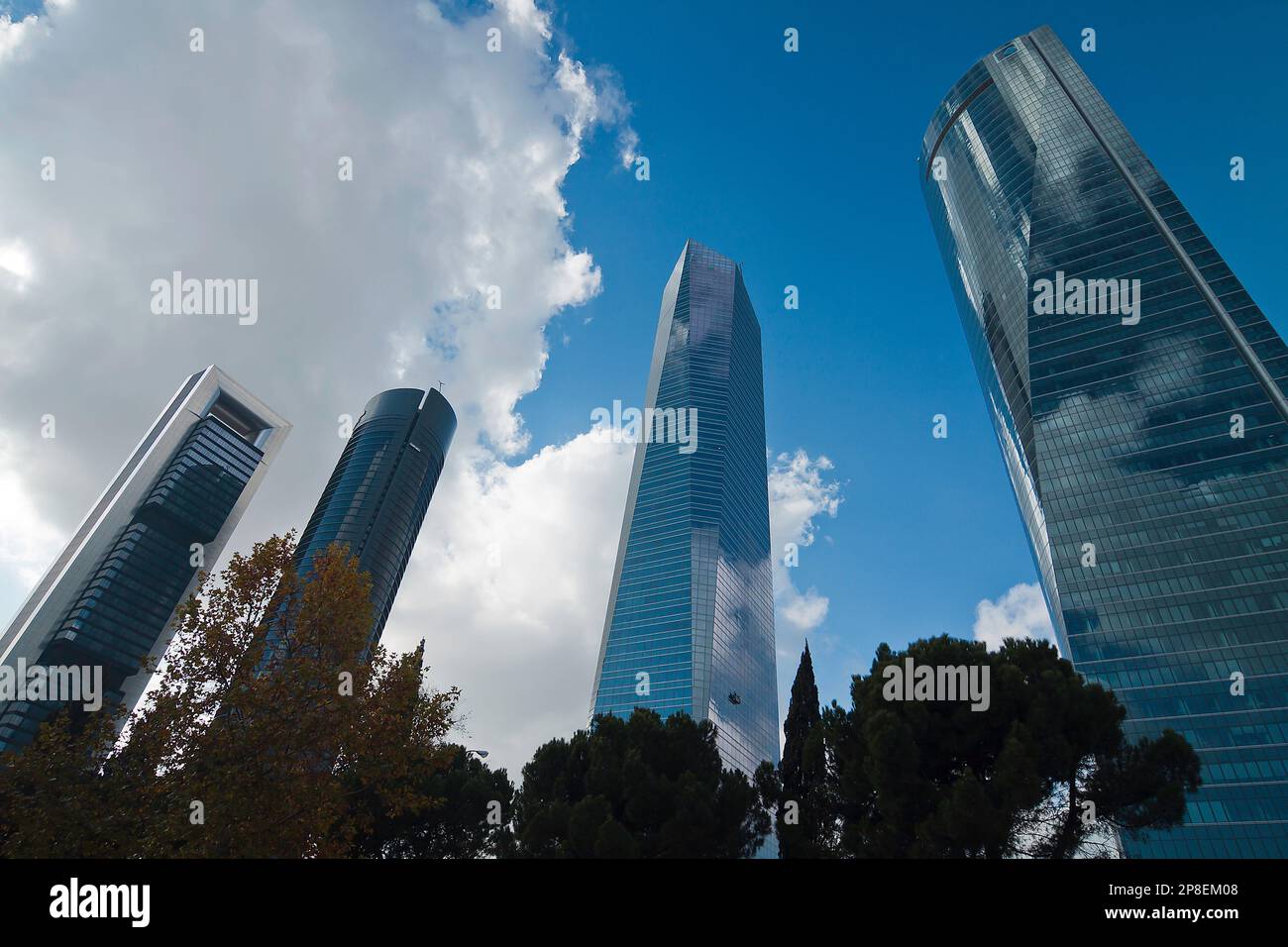 Vista ad angolo basso di quattro grattacieli, Cuatro Torres Business Area, Madrid, Spagna Foto Stock