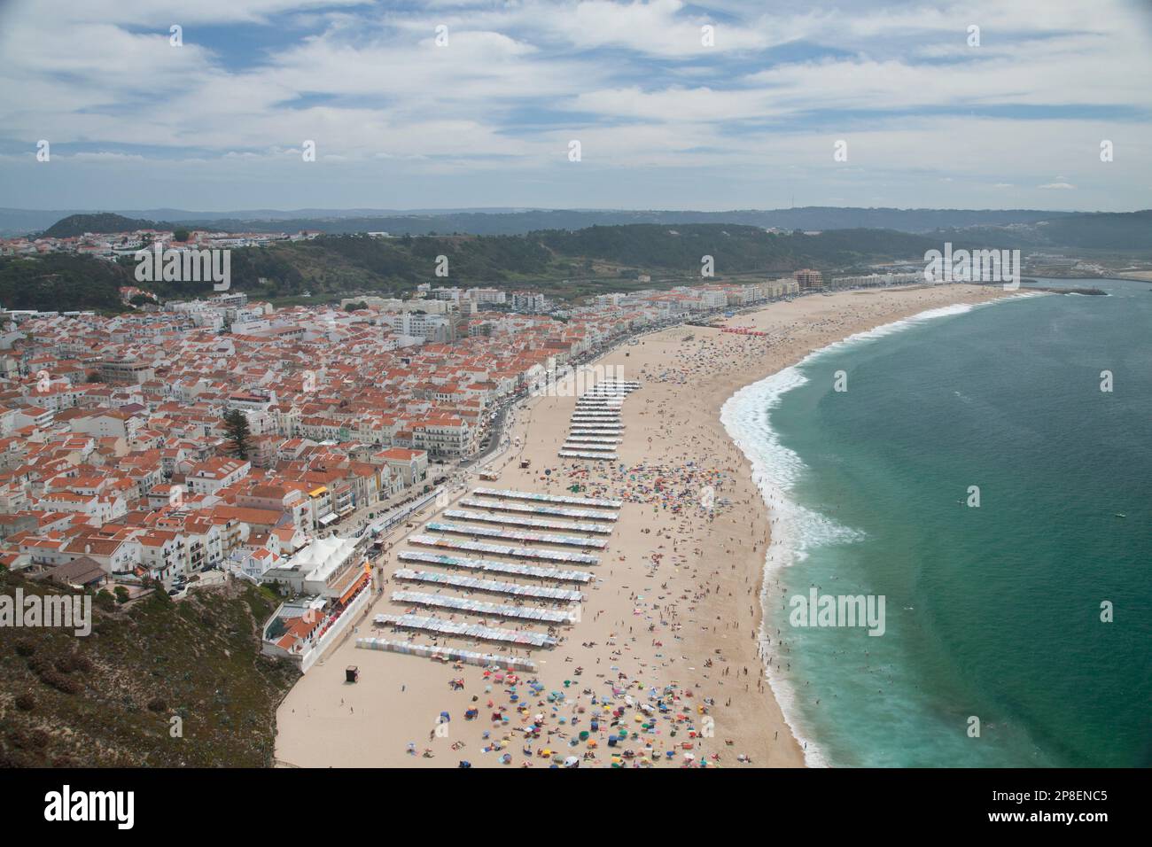 Vista aerea della folla di persone sulla spiaggia di Nazare, Estremadura, Portogallo Foto Stock