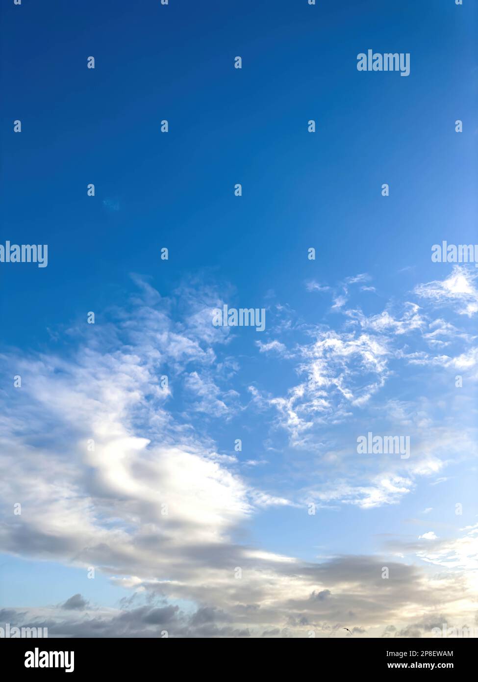 Cielo blu con nuvole bianche, spazio copia. Foto Stock