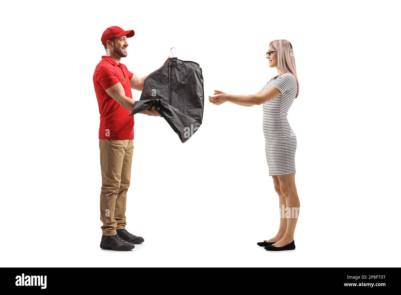 Uomo che consegna i vestiti su un appendiabiti con una copertura ad una donna isolata su uno sfondo bianco Foto Stock