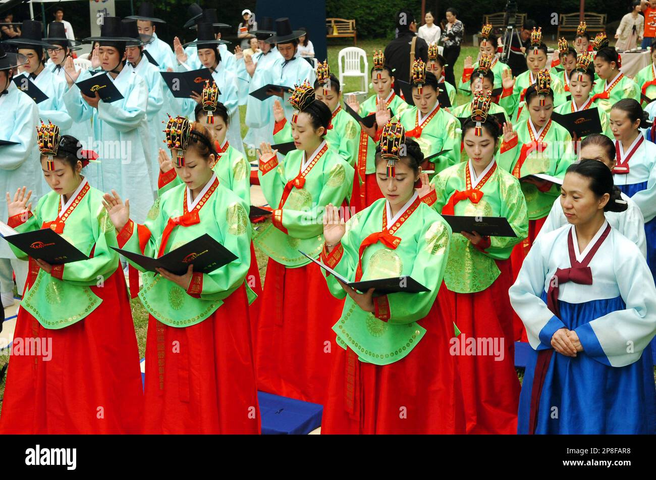 Participants, who attain the age of 20 years, take an oath during a Coming of Age Day ceremony and re-presentation of traditional "Gwan-Rye" in Uwang, South Korea, Sunday, May 17, 2009. The ceremony was held to authorize people at the age of 20, who have been living under the protection of their families, as independent individual. (AP Photo/Yonhap) **KOREA OUT** Foto Stock