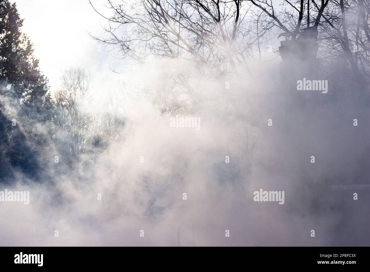 Un denso fumo bianco avvolse i resti dell'edificio dopo l'incendio Foto Stock