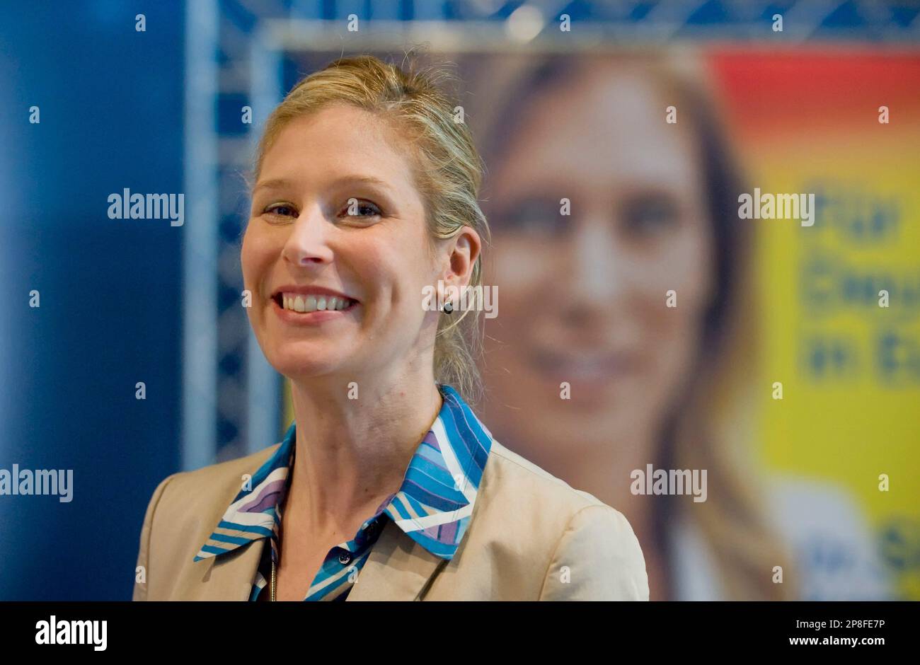 FDP Europawahl-Kandidatin Silvana Koch-Mehrin steht am Samstag, 16. Mai 2009, vor ihrem Wahlplakat auf dem FDP Bundesparteitag in Hannover. Bis zum Sonntag, 17. Mai, beraten die Delegierten ihr Wahlprogramm. (AP Photo/Eckehard Schulz) ----- FDP top candidate for the European election Silvana Koch-Mehrin poses in front of her election poster during the party congress of the German Liberal Party FDP in Hanover, Saturday, May 16, 2009. (AP Photo/Eckehard Schulz) Foto Stock