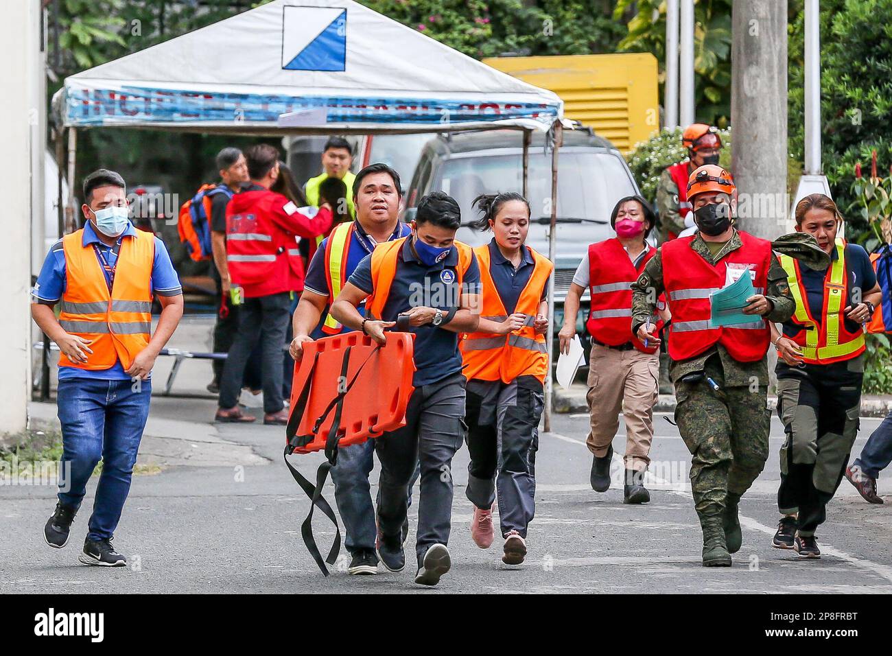 Quezon City, Filippine. 9th Mar, 2023. I soccorritori corrono verso una vittima fittizia durante un'esercitazione contro il terremoto simultanea a livello nazionale presso il Camp Aguinaldo a Quezon City, nelle Filippine, 9 marzo 2023. Credit: Rouelle Umali/Xinhua/Alamy Live News Foto Stock