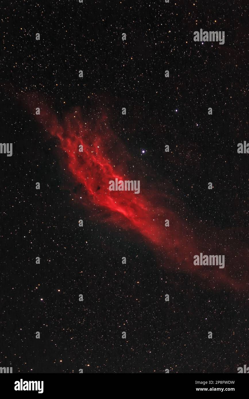 Una bella immagine dell'ala Nebula, un oggetto celeste situato nella costellazione di Cigno con una nuvola nebulosa rossa Foto Stock