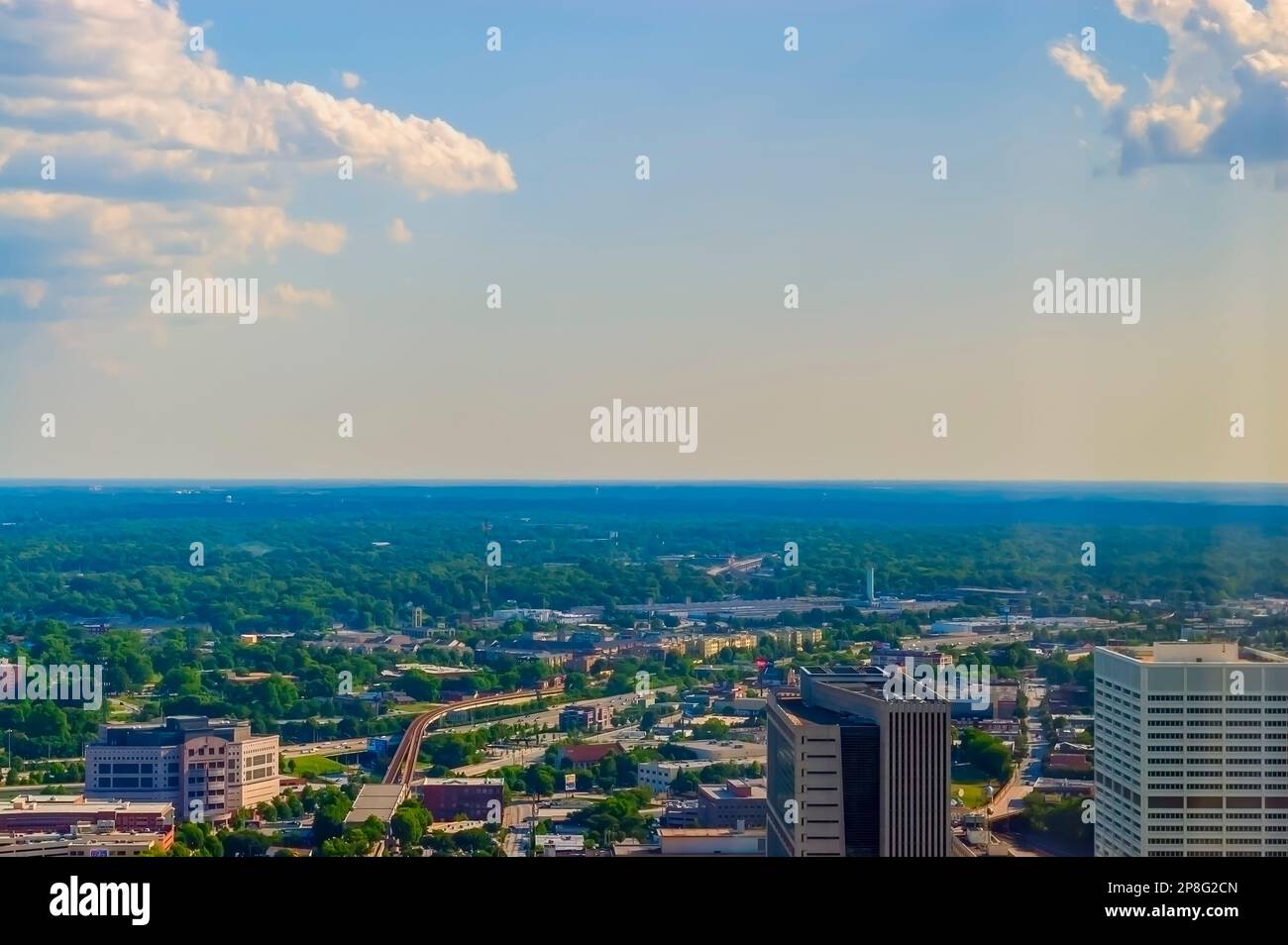 Nuvole che portano pioggia galleggiano sul paesaggio di Atlanta, come si vede dal 57th° piano del Westin Peachtree Plaza Hotel nel centro della città. Foto Stock