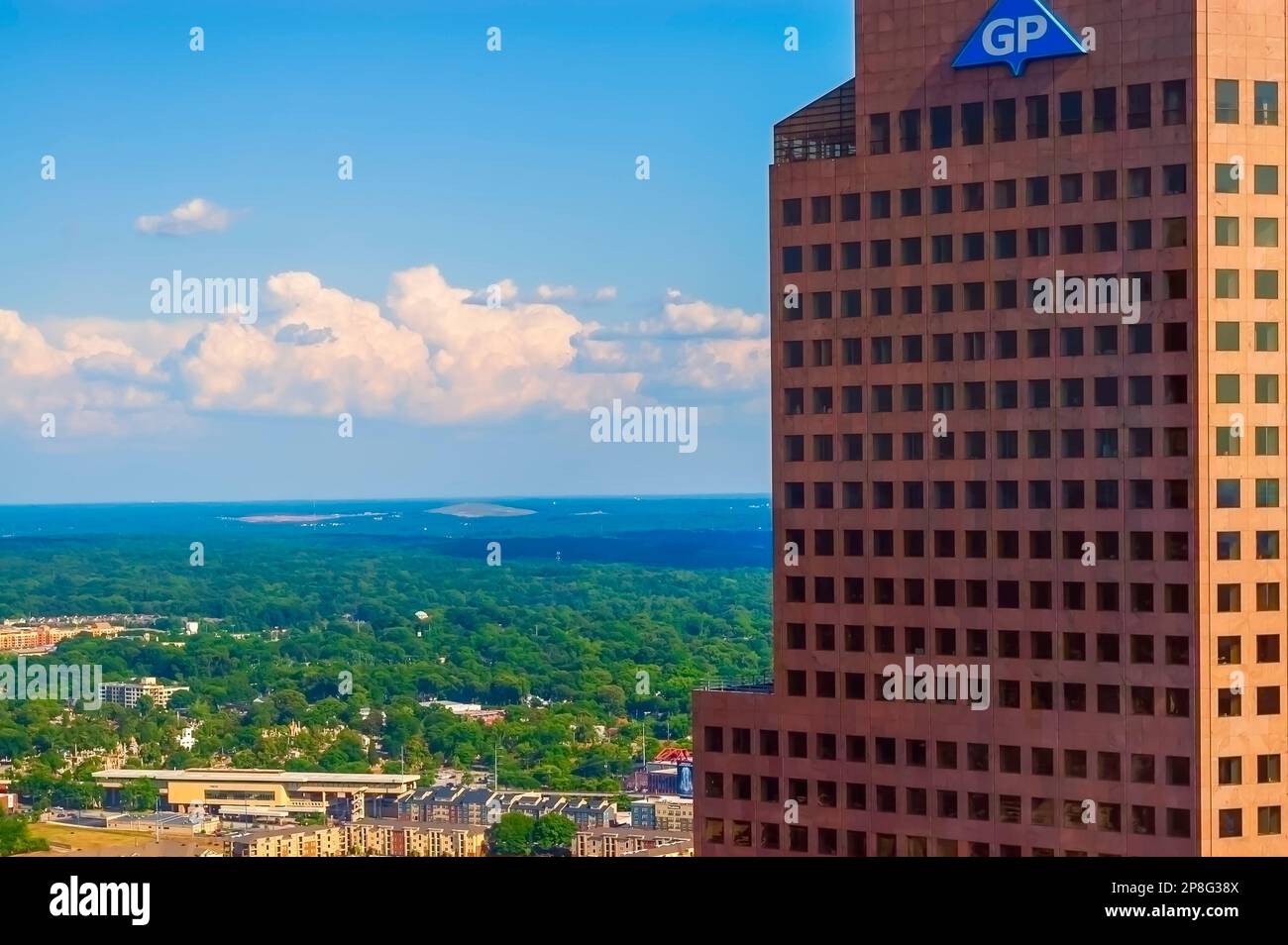 Il paesaggio di Atlanta e una parte della Georgia-Pacific Tower si trova in 133 Peachtree St. Ad Atlanta, GA, come visto dal Westin Peachtree Plaza Hotel. Foto Stock
