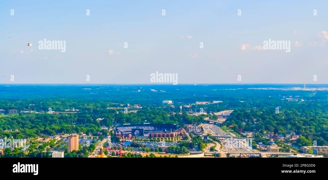 La i-85 si snoda oltre il Georgia state Center Parc Stadium nel centro di Atlanta, Georgia, USA, come si vede dal Westin Peachtree Plaza Hotel. Foto Stock