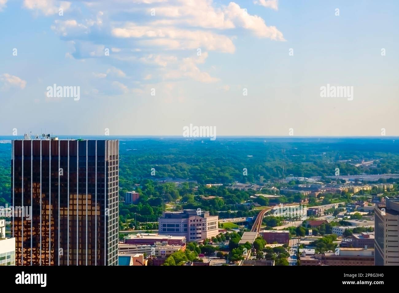 Paesaggio di Atlanta con lo state of Georgia Building, situato nel centro di Atlanta, GA, in primo piano come visto dal Westin Peachtree Plaza Hotel. Foto Stock