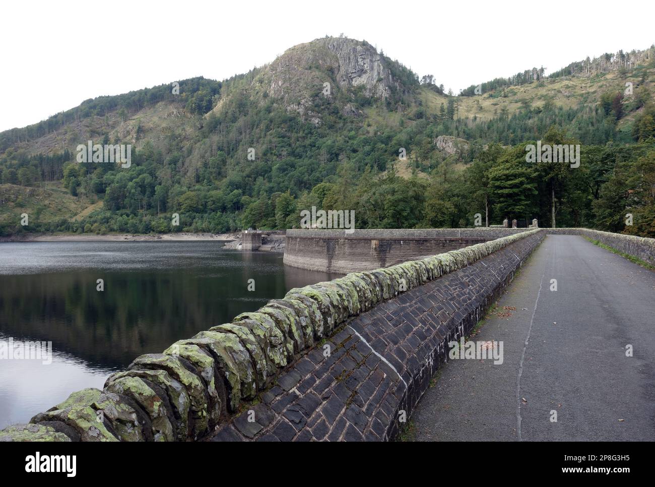 Il Wainwright 'Raven Crag' dalla diga del lago artificiale di Thirlmere nel Lake District National Park, Cumbria, Inghilterra, Regno Unito. Foto Stock
