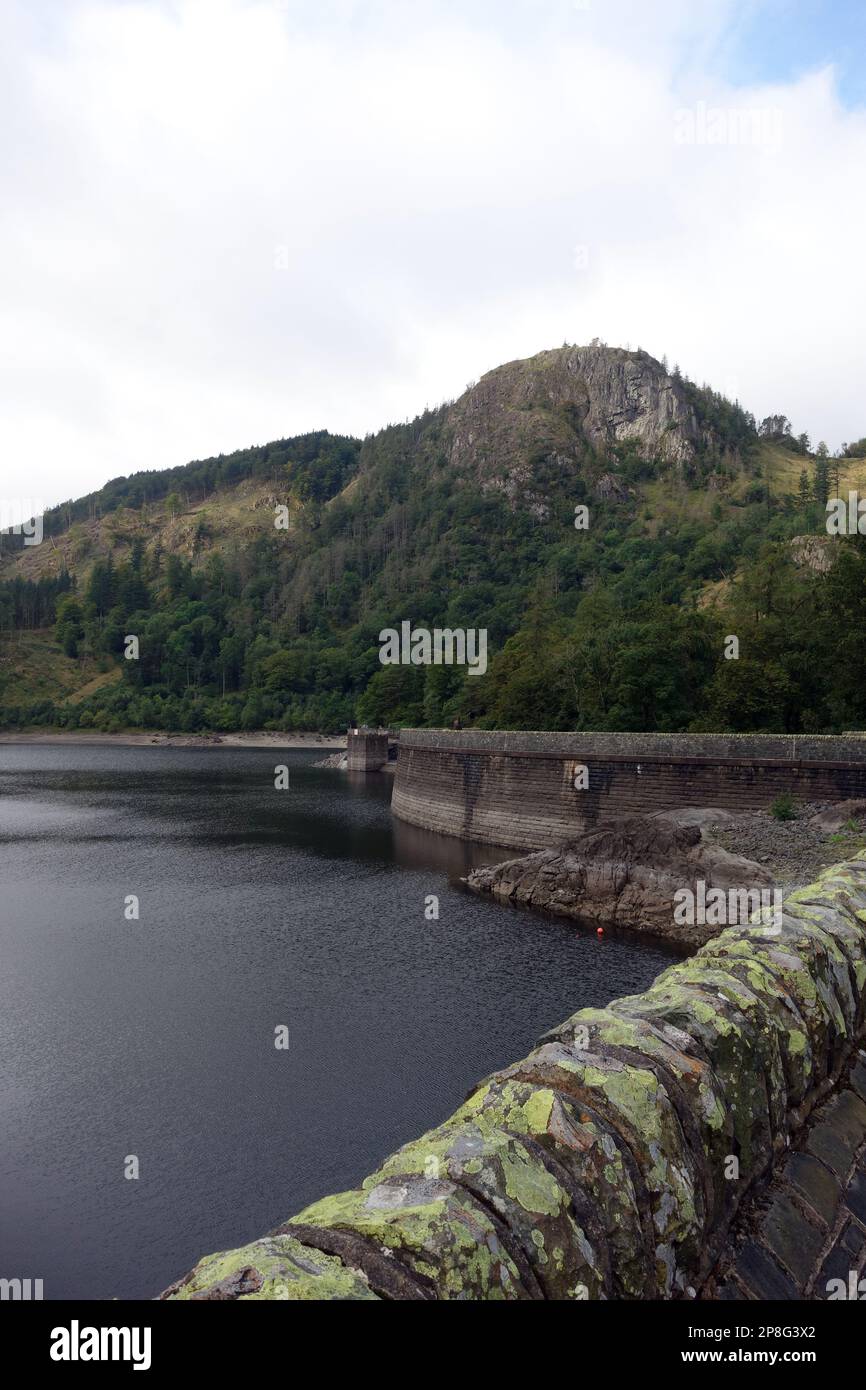 Il Wainwright 'Raven Crag' dalla diga del lago artificiale di Thirlmere nel Lake District National Park, Cumbria, Inghilterra, Regno Unito. Foto Stock