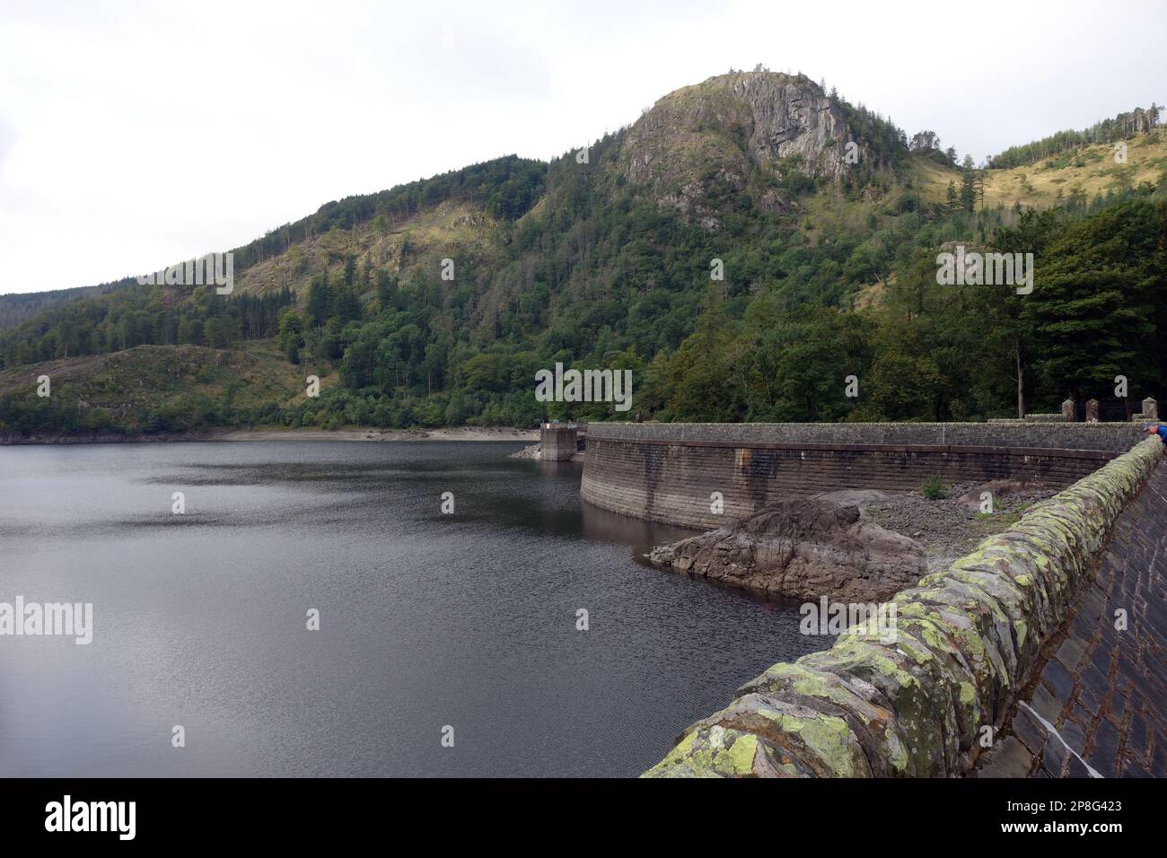Il Wainwright 'Raven Crag' dalla diga del lago artificiale di Thirlmere nel Lake District National Park, Cumbria, Inghilterra, Regno Unito. Foto Stock