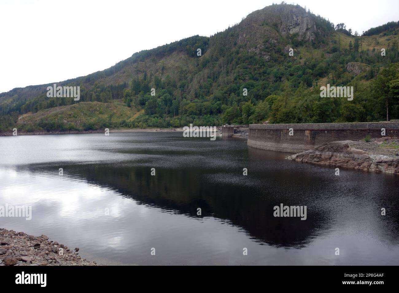 Il Wainwright 'Raven Crag' dalla diga del lago artificiale di Thirlmere nel Lake District National Park, Cumbria, Inghilterra, Regno Unito. Foto Stock