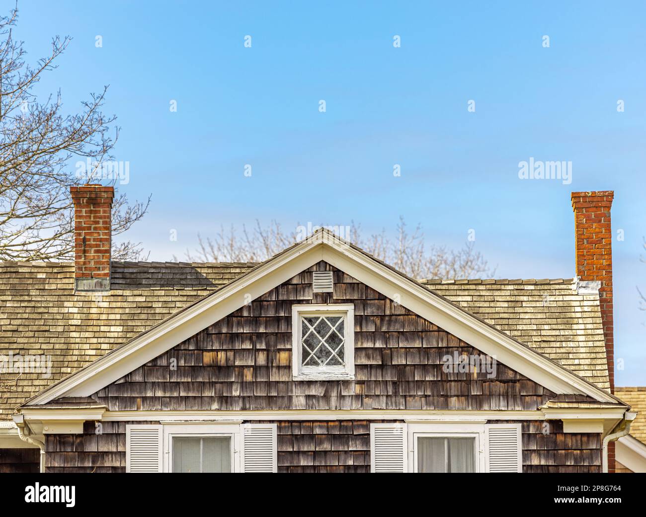 Piccola finestra a mansarda su una vecchia casa di East Hampton Foto Stock