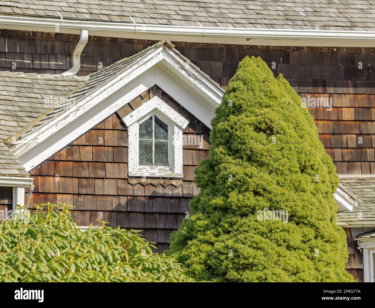 Piccola finestra a mansarda su una vecchia casa di East Hampton Foto Stock