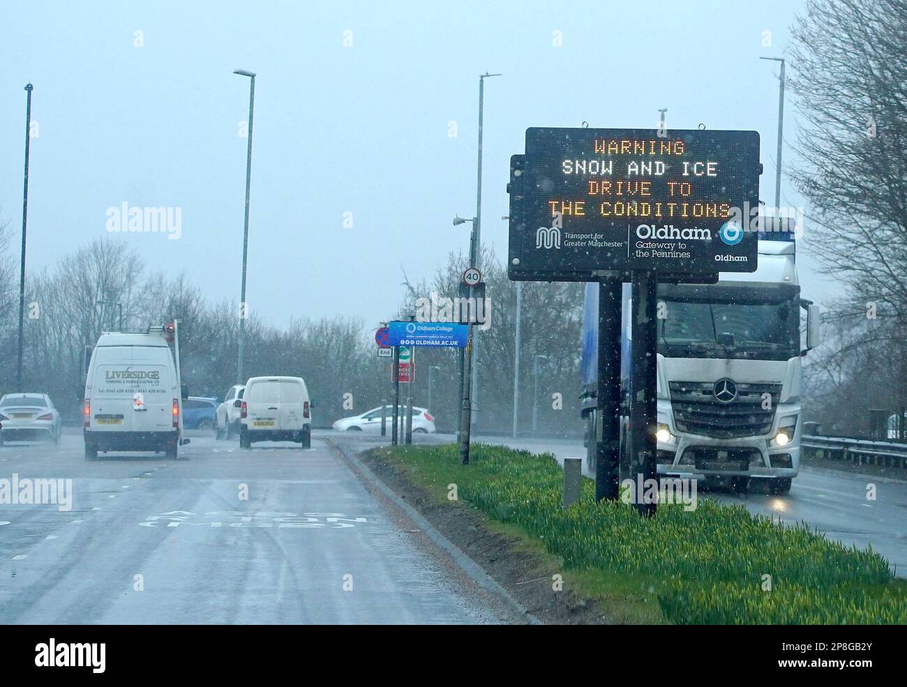 A Oldham, Greater Manchester, è presente un cartello a matrice di punti sul lato della strada che segnala la presenza di neve ghiacciata e condizioni di guida scadenti. Data immagine: Giovedì 9 marzo 2023. Foto Stock