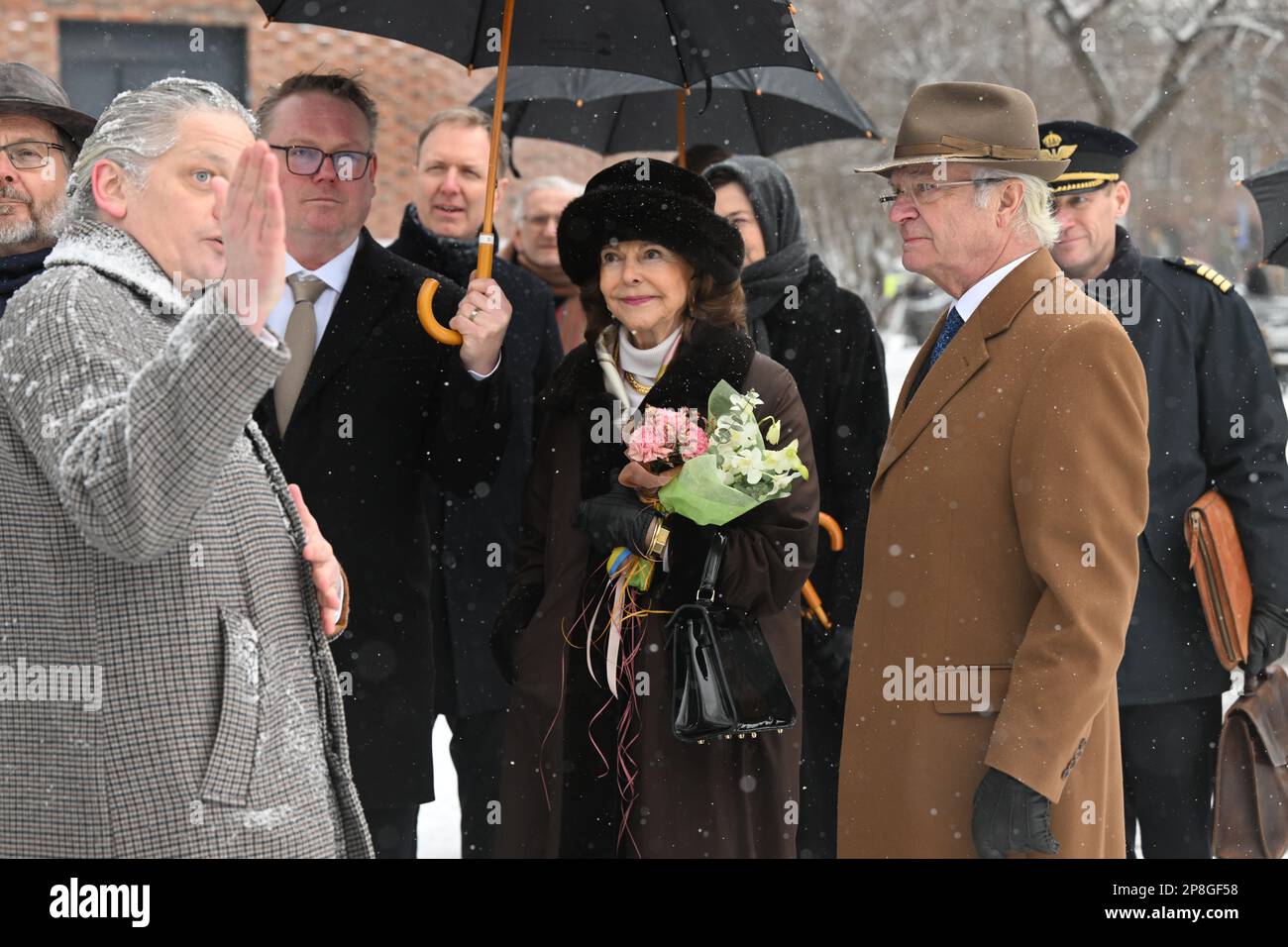 Il re svedese Carl XVI Gustaf e la regina Silvia camminano dalla sala concerti al castello di Västerås attraverso Vasaparken durante la visita reale a Västmanland Foto Stock