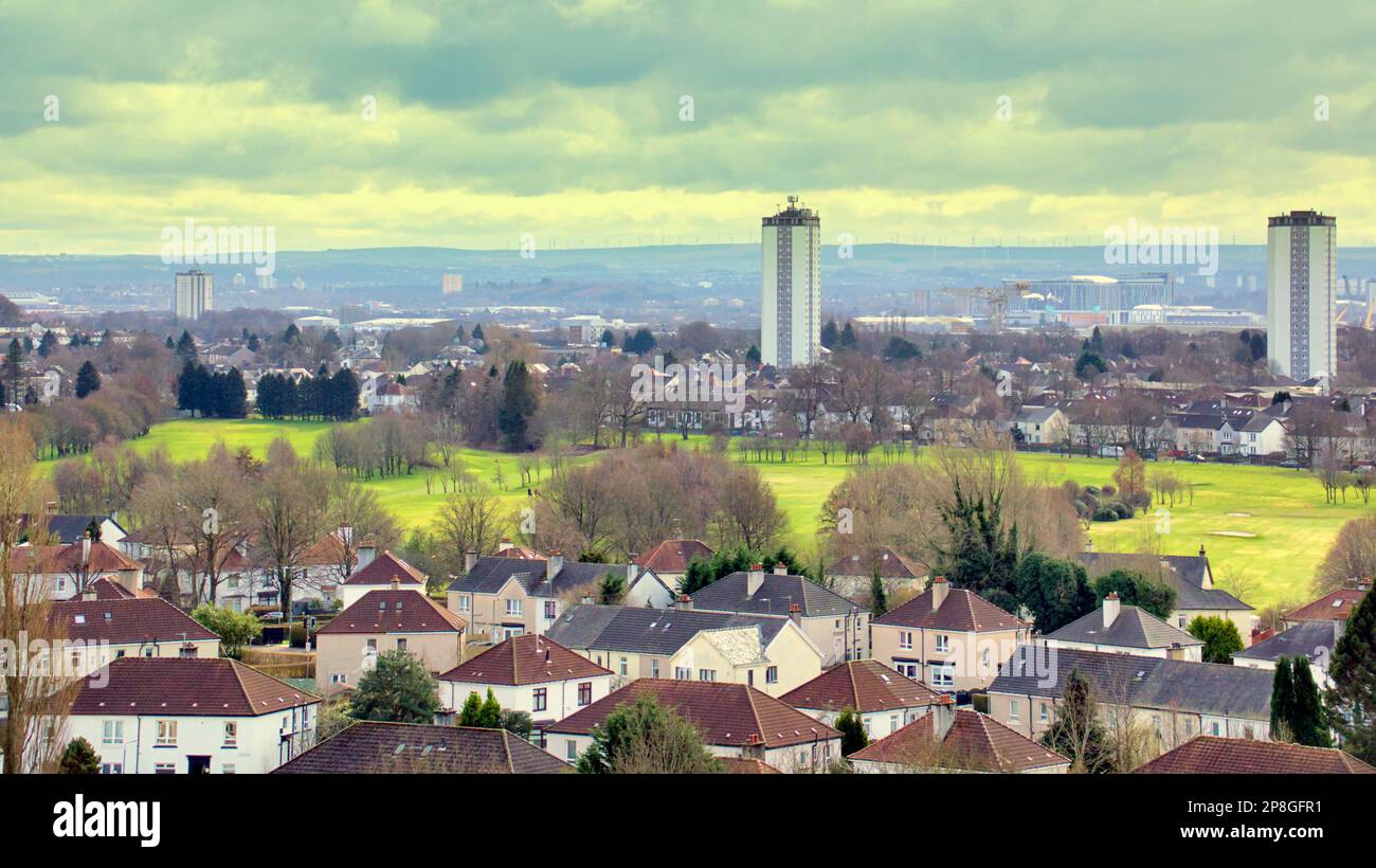 Glasgow, Scozia, Regno Unito 9th marzo 2023. UK Weather: Soleggiato meno da est come il cattivo tempo non riesce ad apparire e le previsioni di condizioni blizzard si sono dissipate in un po 'di vento leggero e freddo con la prospettiva di docce ignorando il ritorno previsto dell'inverno di nuovo. Credit Gerard Ferry/Alamy Live News Foto Stock