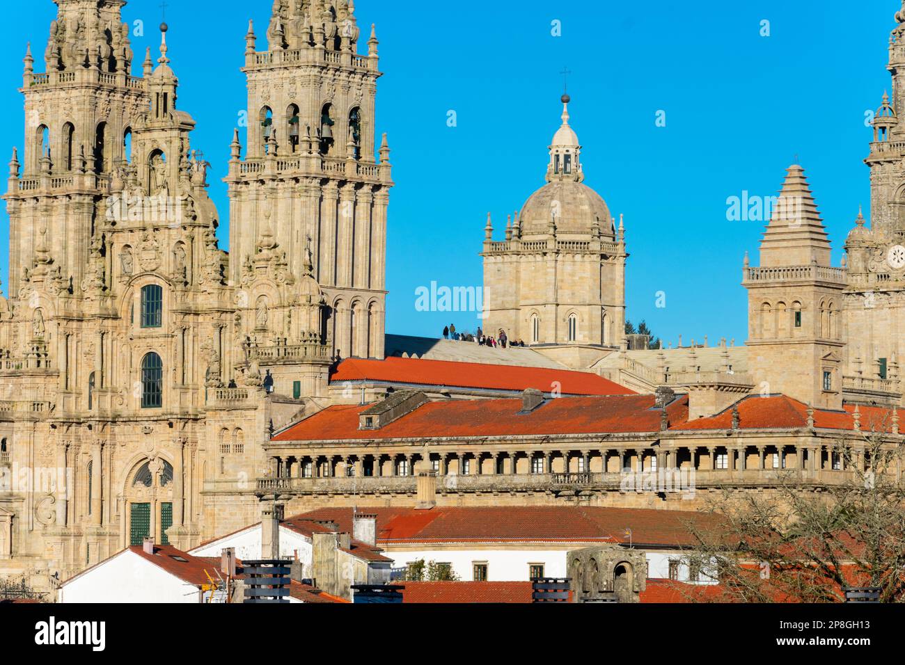 Santiago de Compostela, Galizia. Spagna. Febbraio 5, 2023. Santiago de Compostela Basilica Cattedrale dell'Arcidiocesi. Turisti sul tetto Foto Stock