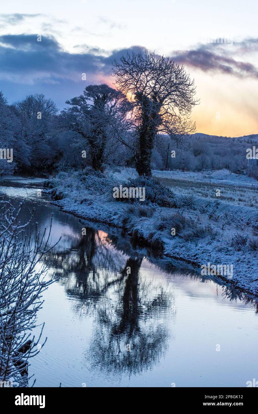 Inverno mattina con neve sul fiume Owentocker ad Ardara, nella contea di Donegal, Irlanda Foto Stock