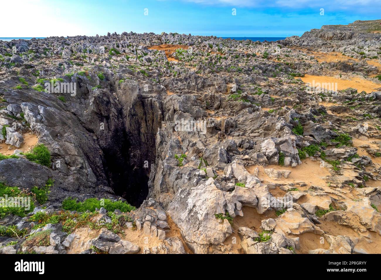 Costa rocciosa, scogliere di Pría, formazione carsica, Bufones de Pría, Paesaggio protetto della costa orientale delle Asturie, Lames de Pría, Asturie, Spagna, UE Foto Stock